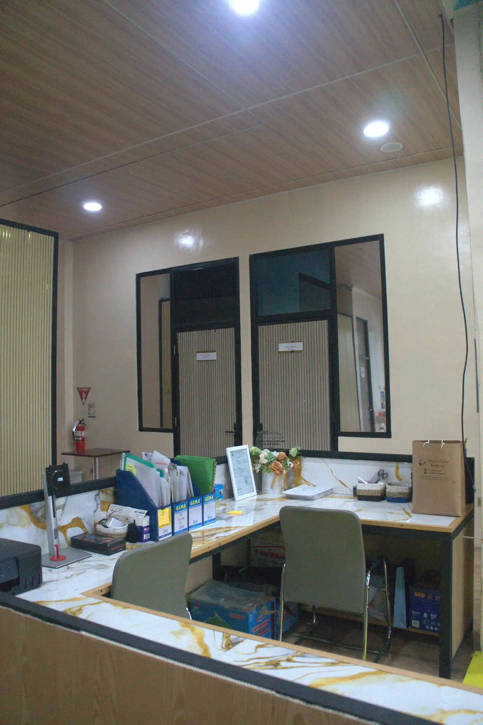 Ruang tunggu pasien Klinik Talenta Center yang bersih dan nyaman