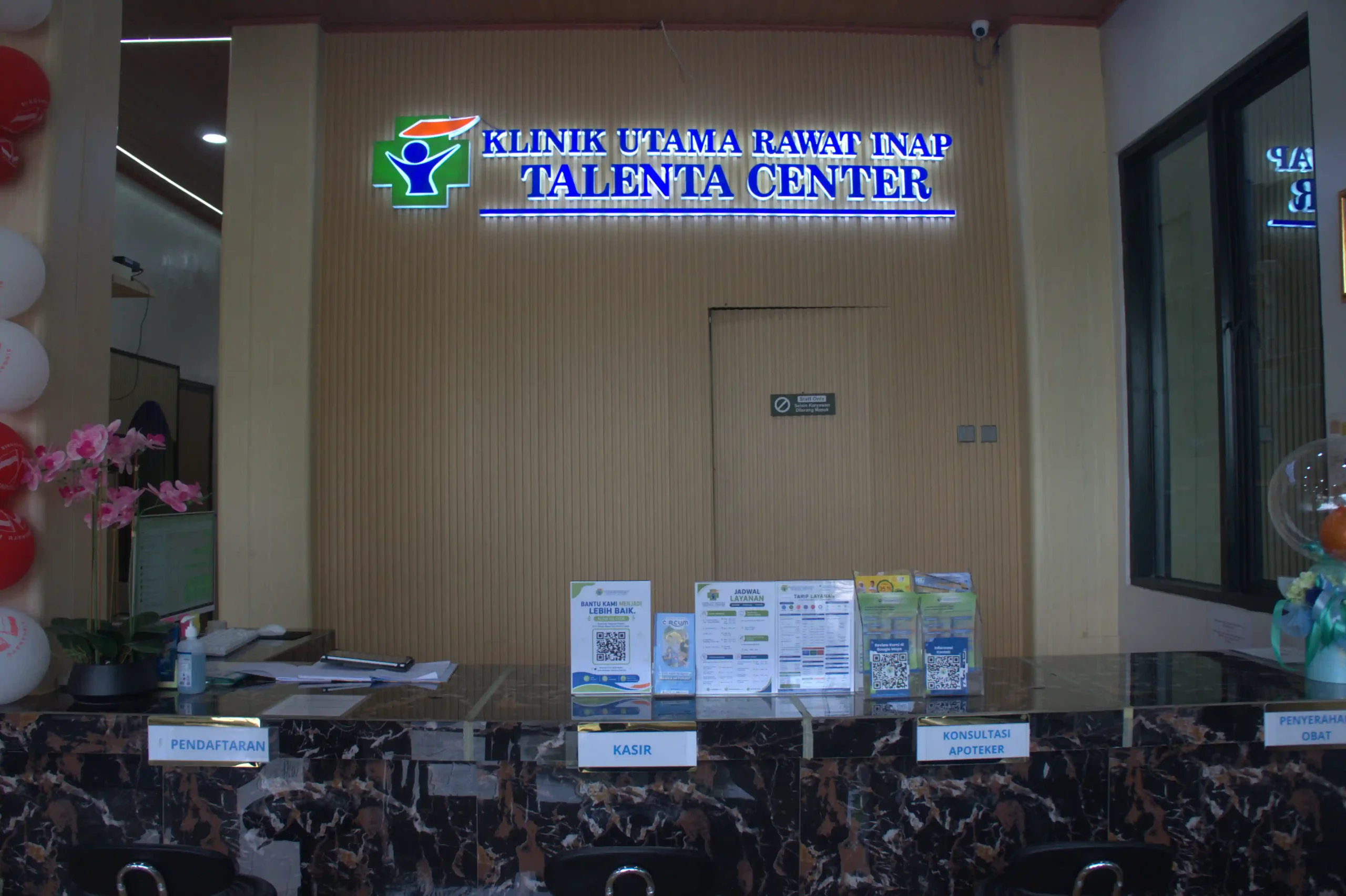 Area lobi dan resepsionis Klinik Talenta Center