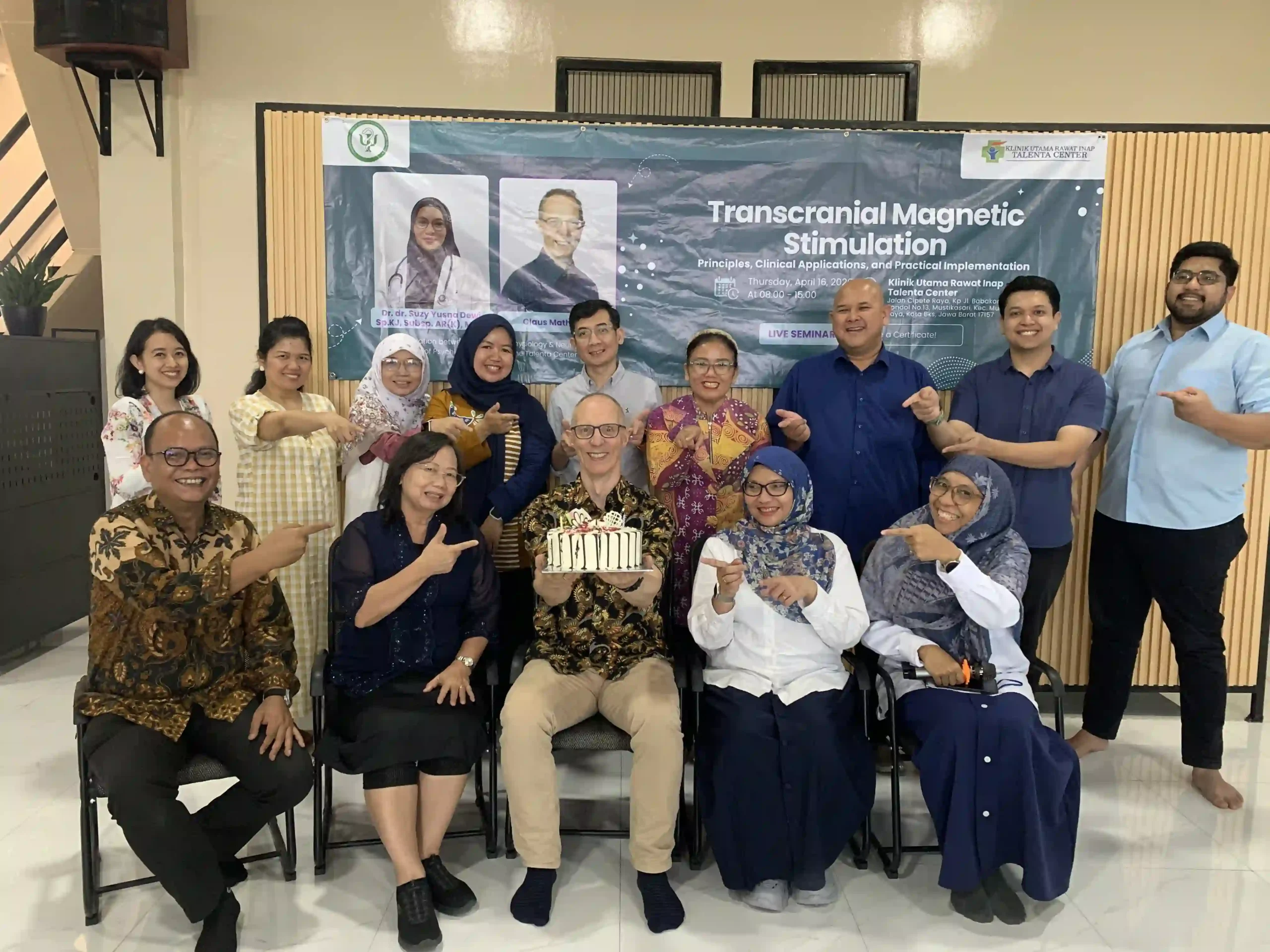Tim dokter dan tenaga kesehatan profesional di Klinik Talenta Center